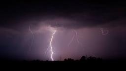 10 things to avoid during a thunderstorm