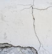 Cracks caused by damp and peeling