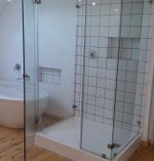 Frameless shower door with inline and return