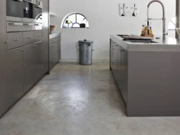 Self-levelling cement screed floor
