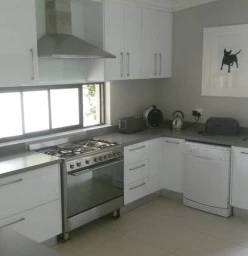 High gloss white Kitchen with Concrete grey worktops