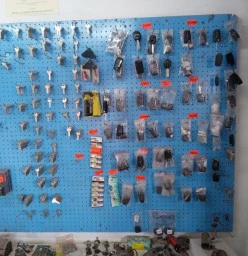 Keys Cut While u Wait, Car Keys Cut and Programmed, Opening of Cars, Opening of Safes, we sell different kind of locks
