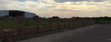 94 meter facebrick wall with Collums .