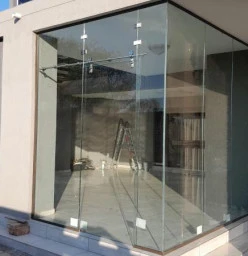 Frameless shopfront