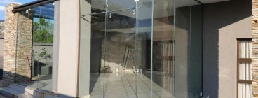 Frameless shopfront