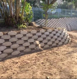 Lubug Retaining wall